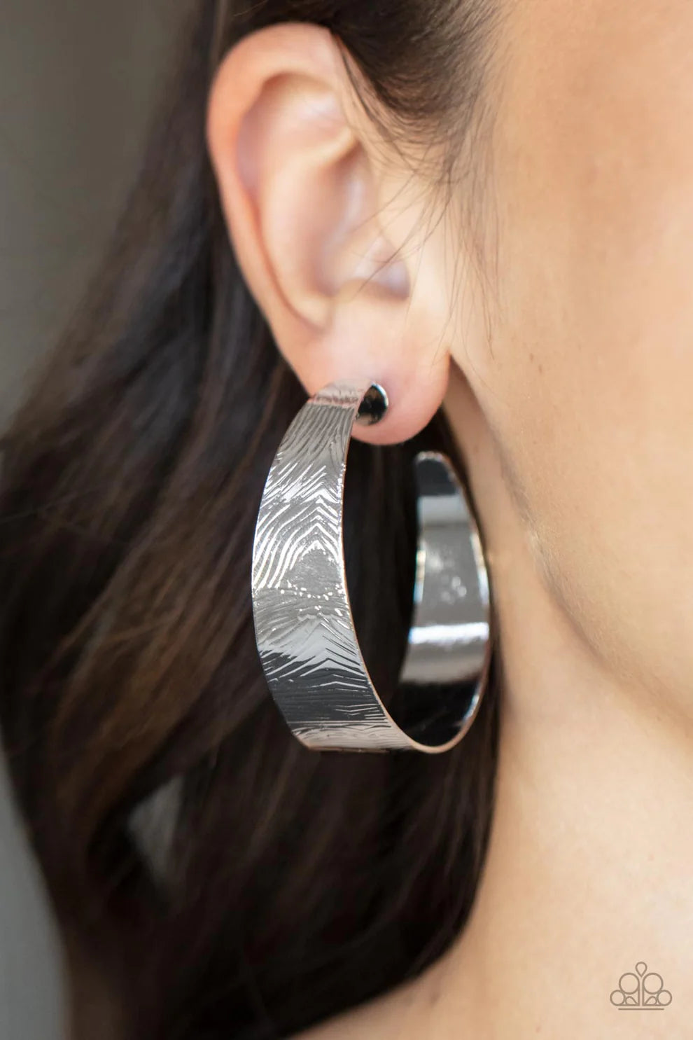 Paparazzi Curve Crushin - Silver Hoop Earring